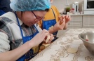Жители освоили искусство приготовления пельменей